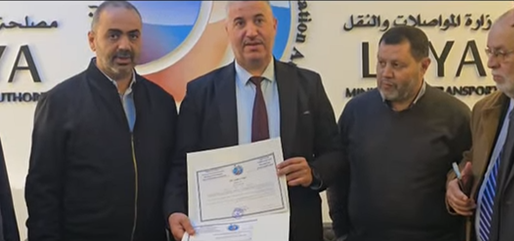 إستلام ترخيص مطار معيتيقة من قبل مصلحة الطيران المدني